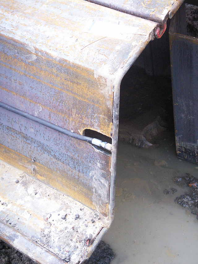 水喷射是通过附在钢板桩内部的高强钢喷头进行的