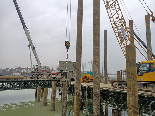 栈桥采用630钢管桩，深度约24米。为了更好地保护生态环境，施工方租用了ICE28RF免共振液压