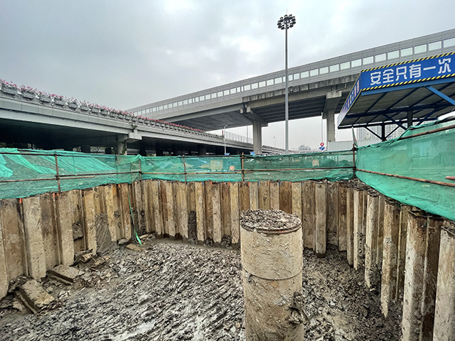 上海坚实在龙阳路立交桥ICE28RF打第一节