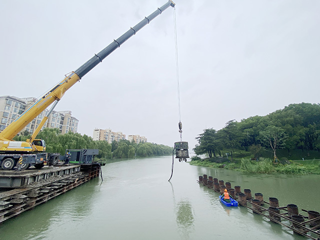 苏州美丽城区中815D轻松拔取15米桥梁钢管基础桩