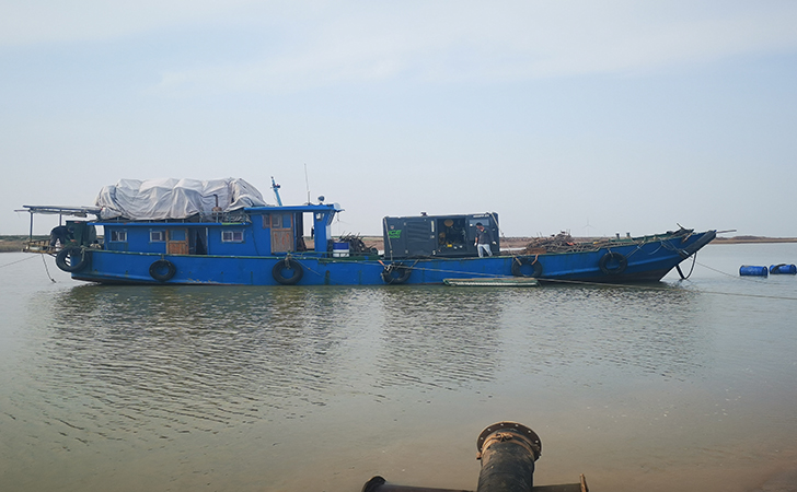 水上挖掘机配疏浚泵参与山东滨州河道清淤施工